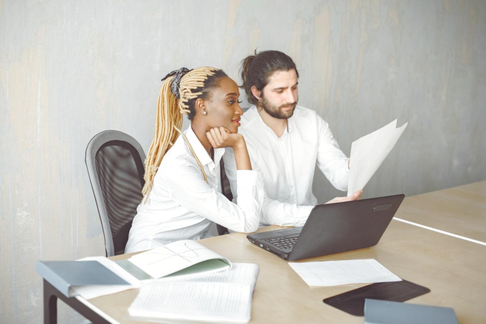 Nahaufnahme eines Arbeitsplatzes mit Finanzplanung